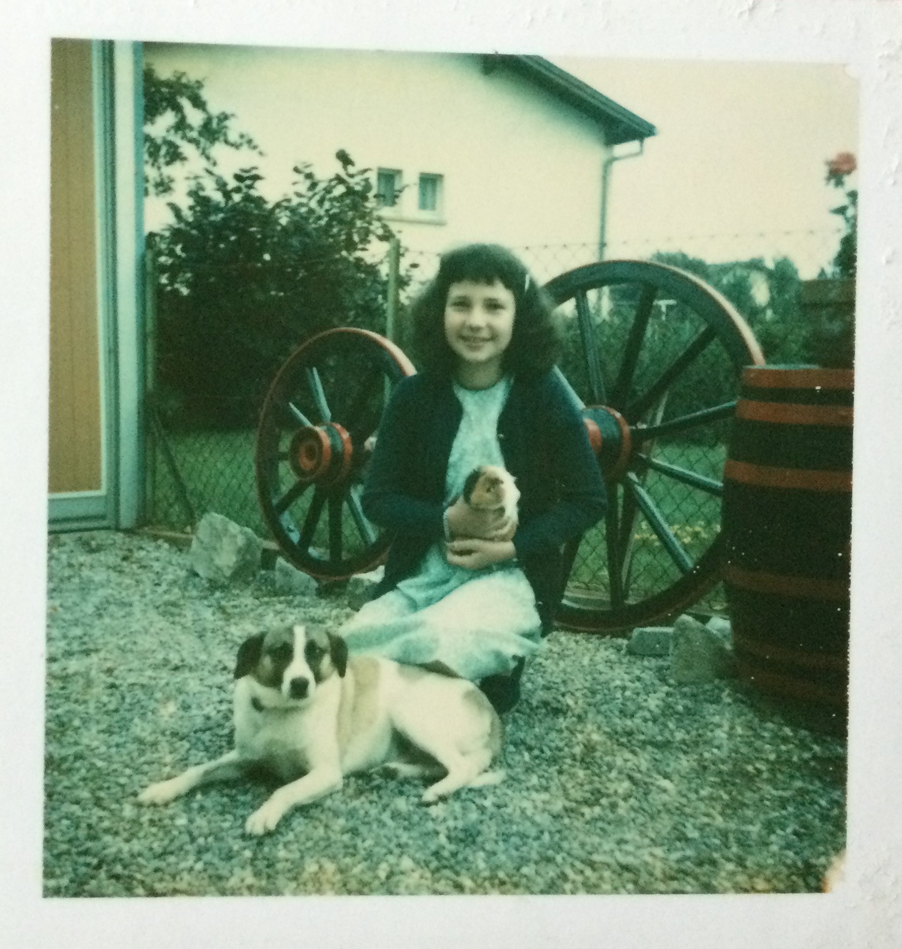 Corine enfant avec Loulou et Pipo